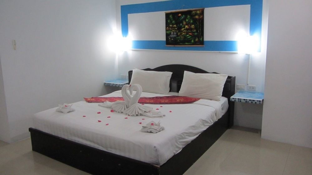 Happy Fish Guesthouse Patong Exteriör bild